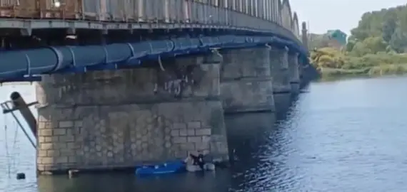 Foto VIDEO. Intervenţie ISU: Un bărbat s-a răsturnat cu caiacul în râul Olt