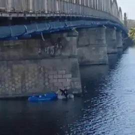 Foto VIDEO. Intervenţie ISU: Un bărbat s-a răsturnat cu caiacul în râul Olt