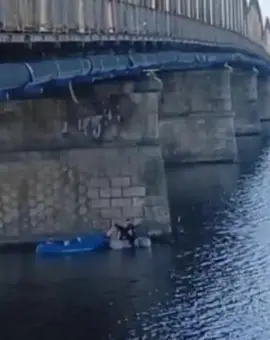 Foto VIDEO. Intervenţie ISU: Un bărbat s-a răsturnat cu caiacul în râul Olt