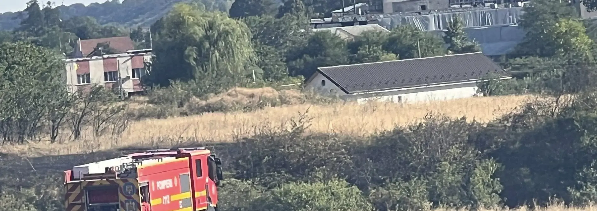 Foto Primarul din Scornicești a luptat cot la cot cu pompierii pentru stingerea unui incendiu de vegetație (VIDEO)