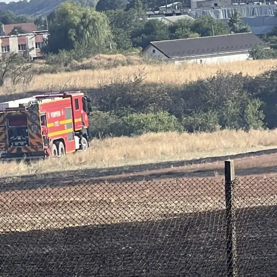 Foto Primarul din Scornicești a luptat cot la cot cu pompierii pentru stingerea unui incendiu de vegetație (VIDEO)