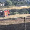 Foto Primarul din Scornicești a luptat cot la cot cu pompierii pentru stingerea unui incendiu de vegetație (VIDEO)