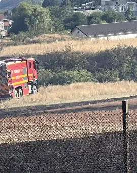 Foto Primarul din Scornicești a luptat cot la cot cu pompierii pentru stingerea unui incendiu de vegetație (VIDEO)