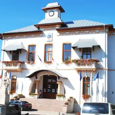 Foto Pe ce se duc banii slătinenilor! Videowall de 25.000 de euro la Primăria Slatina, în plină criză financiară