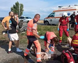 Foto Grav accident de circulaţie. Cei cinci ocupanţi ai unui autoturism, proiectaţi în afara maşinii