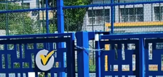 Foto Primarul Mario De Mezzo, reclamat că şi-a pus sigla electorală pe gardul şcolilor din Slatina: „Nu e normal să facem politică în școală”