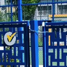 Foto Primarul Mario De Mezzo, reclamat că şi-a pus sigla electorală pe gardul şcolilor din Slatina: „Nu e normal să facem politică în școală”
