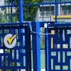 Foto Primarul Mario De Mezzo, reclamat că şi-a pus sigla electorală pe gardul şcolilor din Slatina: „Nu e normal să facem politică în școală”