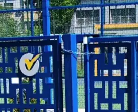 Foto Primarul Mario De Mezzo, reclamat că şi-a pus sigla electorală pe gardul şcolilor din Slatina: „Nu e normal să facem politică în școală”