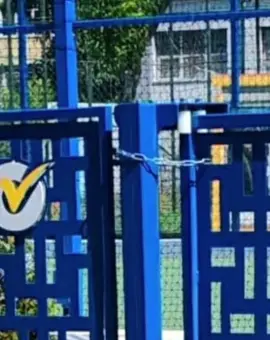 Foto Primarul Mario De Mezzo, reclamat că şi-a pus sigla electorală pe gardul şcolilor din Slatina: „Nu e normal să facem politică în școală”