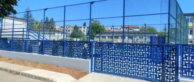 Foto Primarul Mario De Mezzo, reclamat că şi-a pus sigla electorală pe gardul şcolilor din Slatina: „Nu e normal să facem politică în școală”