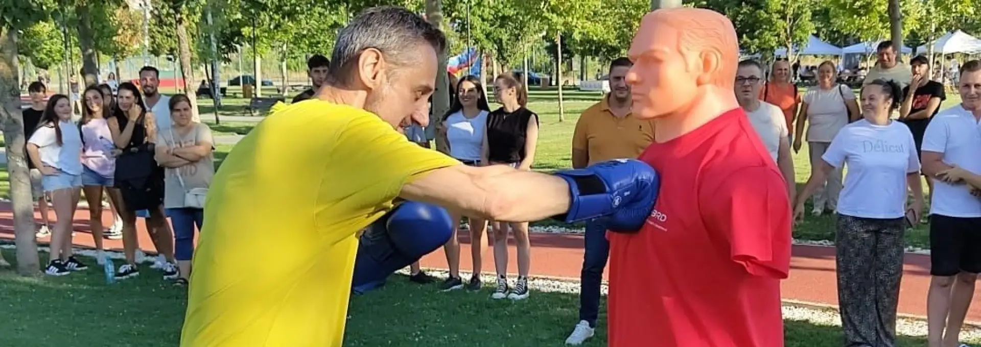 Foto Mario De Mezzo a arătat semne obscene pe stradă, adversarilor politici: „Din mașină le-a arătat un deget”