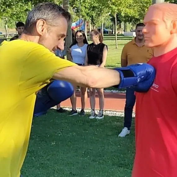 Foto Mario De Mezzo a arătat semne obscene pe stradă, adversarilor politici: „Din mașină le-a arătat un deget”