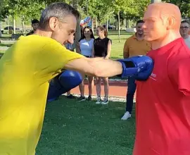 Foto Mario De Mezzo a arătat semne obscene pe stradă, adversarilor politici: „Din mașină le-a arătat un deget”