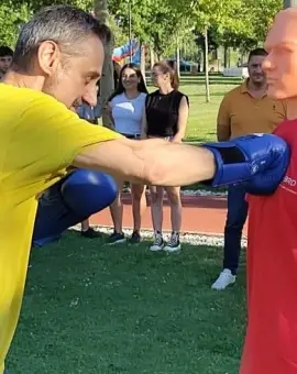 Foto Mario De Mezzo a arătat semne obscene pe stradă, adversarilor politici: „Din mașină le-a arătat un deget”