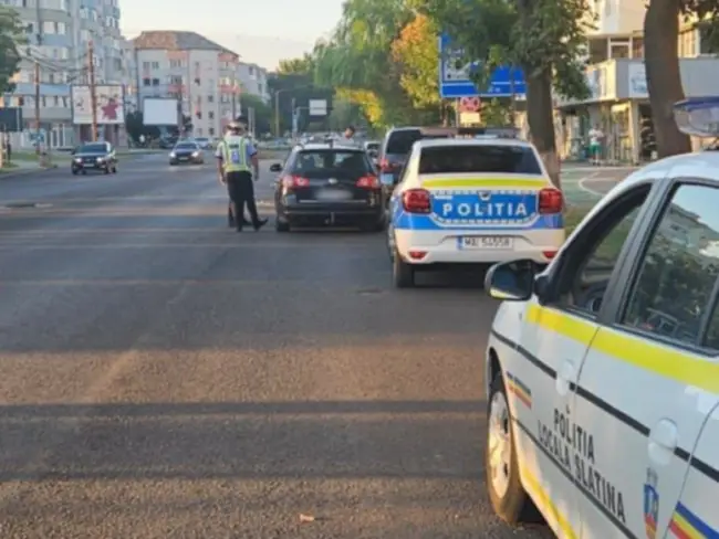 Foto Poliţiştii locali, jandarmii, poliţiştii şi reprezentanţi ai RAR, controale în trafic, dar şi pentru combaterea cerşetoriei în Slatina