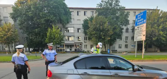Foto Poliţiştii locali, jandarmii, poliţiştii şi reprezentanţi ai RAR, controale în trafic, dar şi pentru combaterea cerşetoriei în Slatina