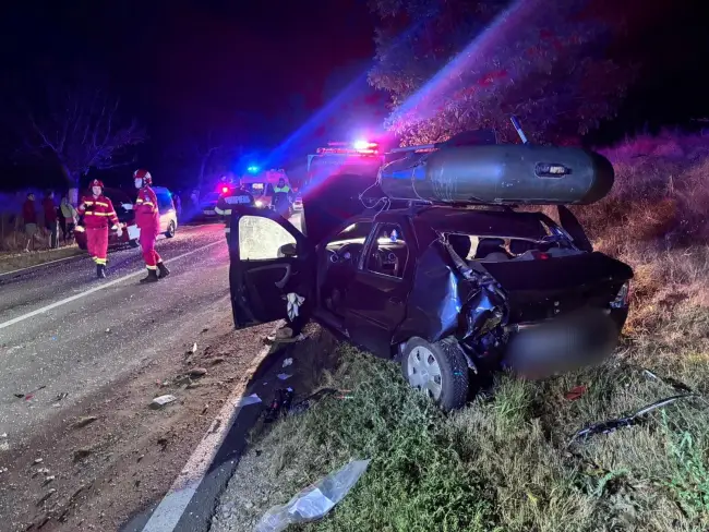 Foto Accident la Pleşoiu. Două persoane la spital
