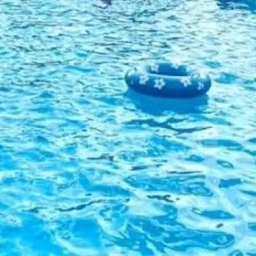 Foto Copil de 9 ani, în stare gravă după ce a ajuns pe fundul piscinei, într-un spaţiu de agrement din Potcoava