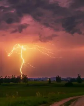 Foto Vijelii și instabilitate atmosferică, în judeţul Olt începând cu ora 12.00. Rafalele vor ajunge şi la 90 km pe oră