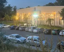 Foto Parcarea CSM Slatina din zona Plajei Olt, la dispoziția unui local privat. Semn al împăcării dintre primarul Mario De Mezzo și administratorii piețelor? (FOTO)