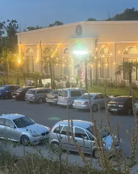 Foto Parcarea CSM Slatina din zona Plajei Olt, la dispoziția unui local privat. Semn al împăcării dintre primarul Mario De Mezzo și administratorii piețelor? (FOTO)