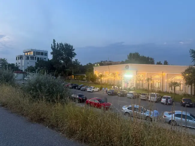 Foto Parcarea CSM Slatina din zona Plajei Olt, la dispoziția unui local privat. Semn al împăcării dintre primarul Mario De Mezzo și administratorii piețelor? (FOTO)