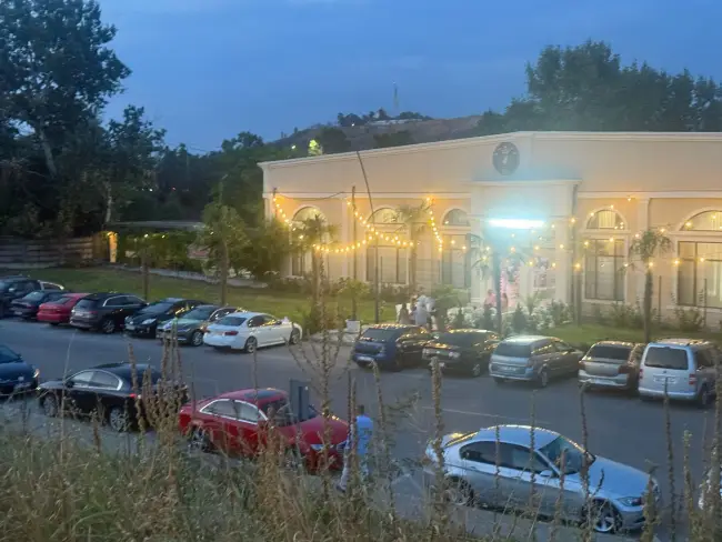 Foto Parcarea CSM Slatina din zona Plajei Olt, la dispoziția unui local privat. Semn al împăcării dintre primarul Mario De Mezzo și administratorii piețelor? (FOTO)