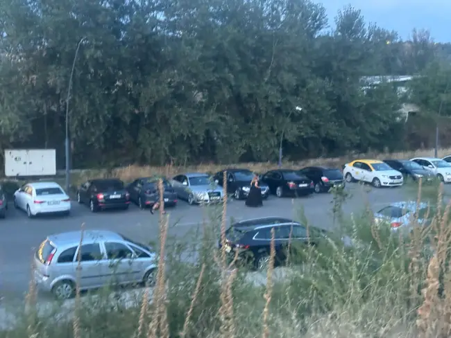 Foto Parcarea CSM Slatina din zona Plajei Olt, la dispoziția unui local privat. Semn al împăcării dintre primarul Mario De Mezzo și administratorii piețelor? (FOTO)