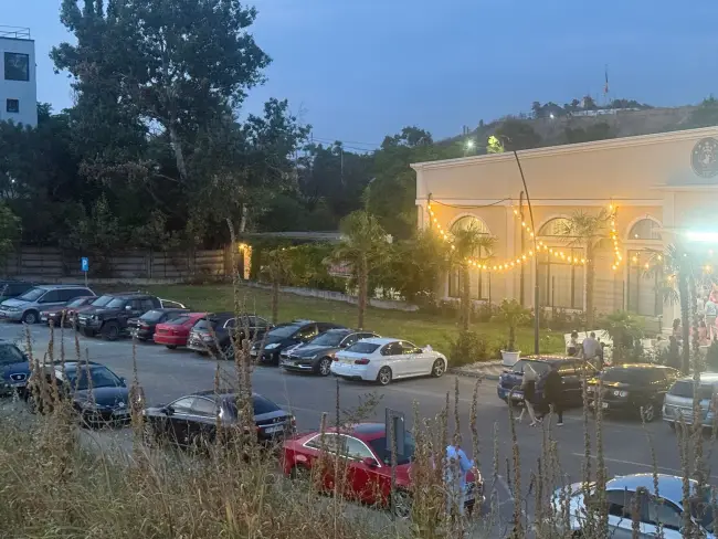 Foto Parcarea CSM Slatina din zona Plajei Olt, la dispoziția unui local privat. Semn al împăcării dintre primarul Mario De Mezzo și administratorii piețelor? (FOTO)