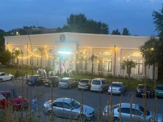 Foto Parcarea CSM Slatina din zona Plajei Olt, la dispoziția unui local privat. Semn al împăcării dintre primarul Mario De Mezzo și administratorii piețelor? (FOTO)