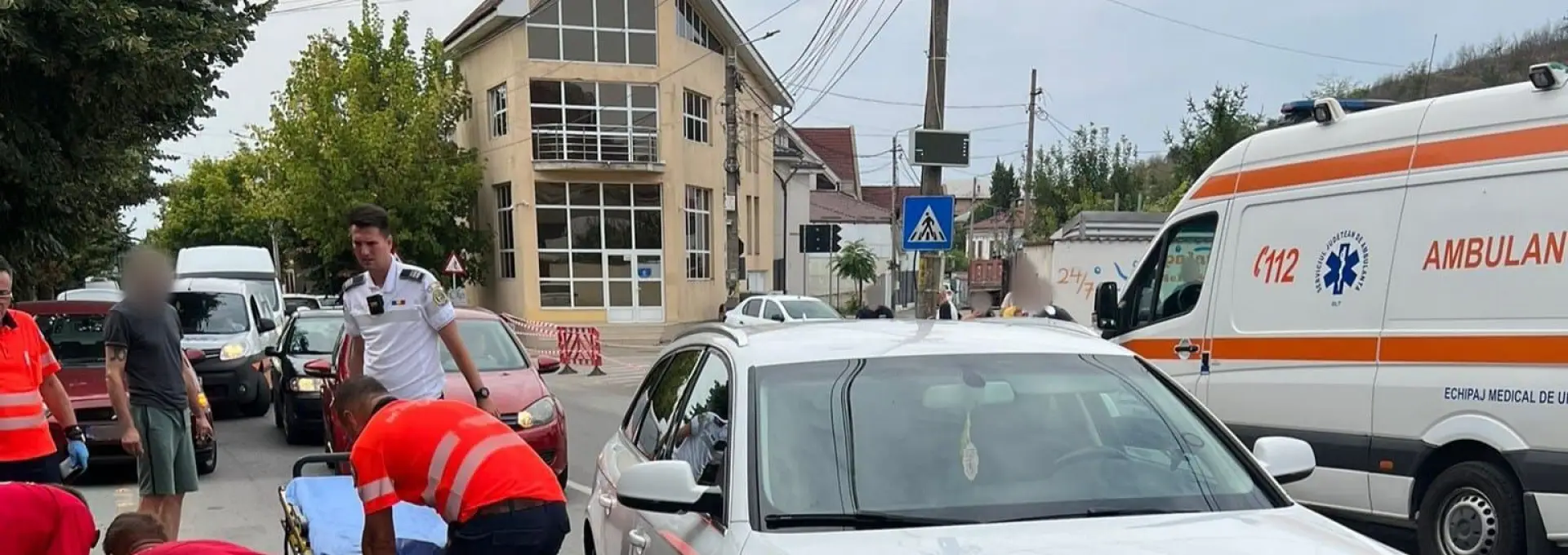 Foto FOTO. Accident în Slatina. Un autoturism care ieşea dintr-o spălătorie a lovit un pieton