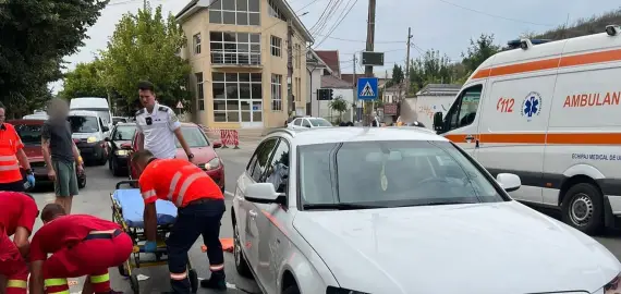 Foto FOTO. Accident în Slatina. Un autoturism care ieşea dintr-o spălătorie a lovit un pieton