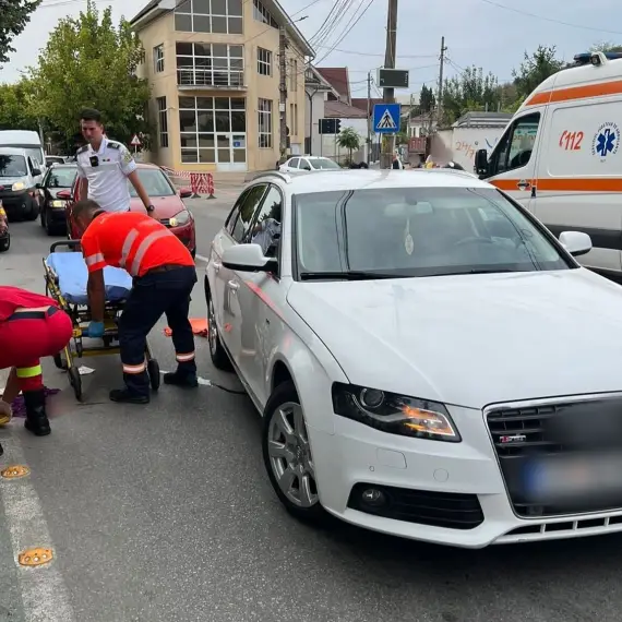 Foto FOTO. Accident în Slatina. Un autoturism care ieşea dintr-o spălătorie a lovit un pieton