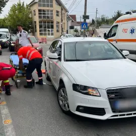 Foto FOTO. Accident în Slatina. Un autoturism care ieşea dintr-o spălătorie a lovit un pieton