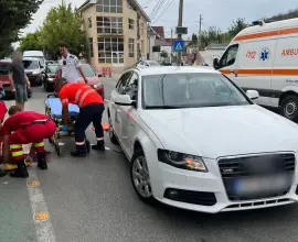 Foto FOTO. Accident în Slatina. Un autoturism care ieşea dintr-o spălătorie a lovit un pieton