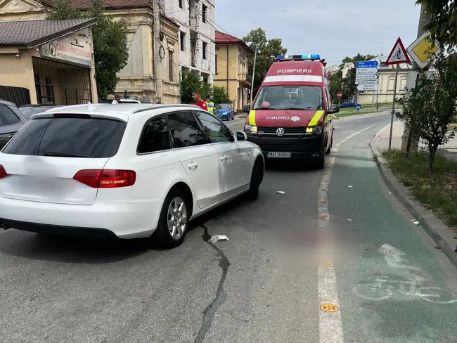Foto FOTO. Accident în Slatina. Un autoturism care ieşea dintr-o spălătorie a lovit un pieton