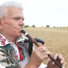 Foto Nea Jane Matei, în vârstă de aproape 90 de ani, păstrătorul tradiției fluierului în judeţul Olt