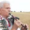 Foto Nea Jane Matei, în vârstă de aproape 90 de ani, păstrătorul tradiției fluierului în judeţul Olt