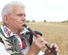 Foto Nea Jane Matei, în vârstă de aproape 90 de ani, păstrătorul tradiției fluierului în judeţul Olt