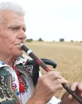 Foto Nea Jane Matei, în vârstă de aproape 90 de ani, păstrătorul tradiției fluierului în judeţul Olt