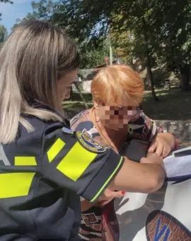 Foto O femeie, din Coteana, şi-a recuperat portofelul, după ce l-a uitat lângă o fântână în oraşul Ocnele Mari