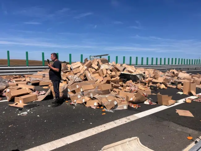 Foto FOTO. Trafic blocat pe DEx 12, în zona localităţii Negreni, după impactul între două TIR-uri