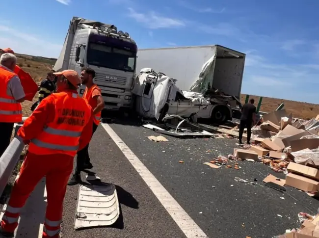 Foto FOTO. Trafic blocat pe DEx 12, în zona localităţii Negreni, după impactul între două TIR-uri