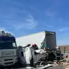 Foto FOTO. Trafic blocat pe DEx 12, în zona localităţii Negreni, după impactul între două TIR-uri