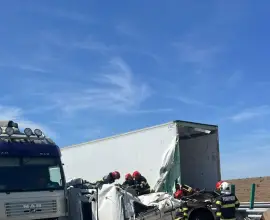 Foto FOTO. Trafic blocat pe DEx 12, în zona localităţii Negreni, după impactul între două TIR-uri