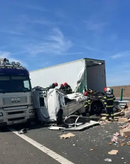 Foto FOTO. Trafic blocat pe DEx 12, în zona localităţii Negreni, după impactul între două TIR-uri
