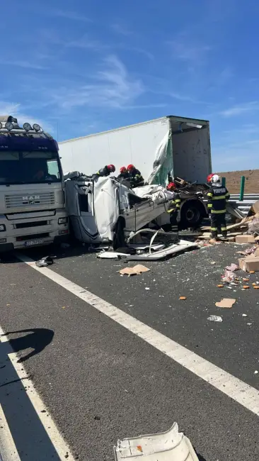Foto FOTO. Trafic blocat pe DEx 12, în zona localităţii Negreni, după impactul între două TIR-uri