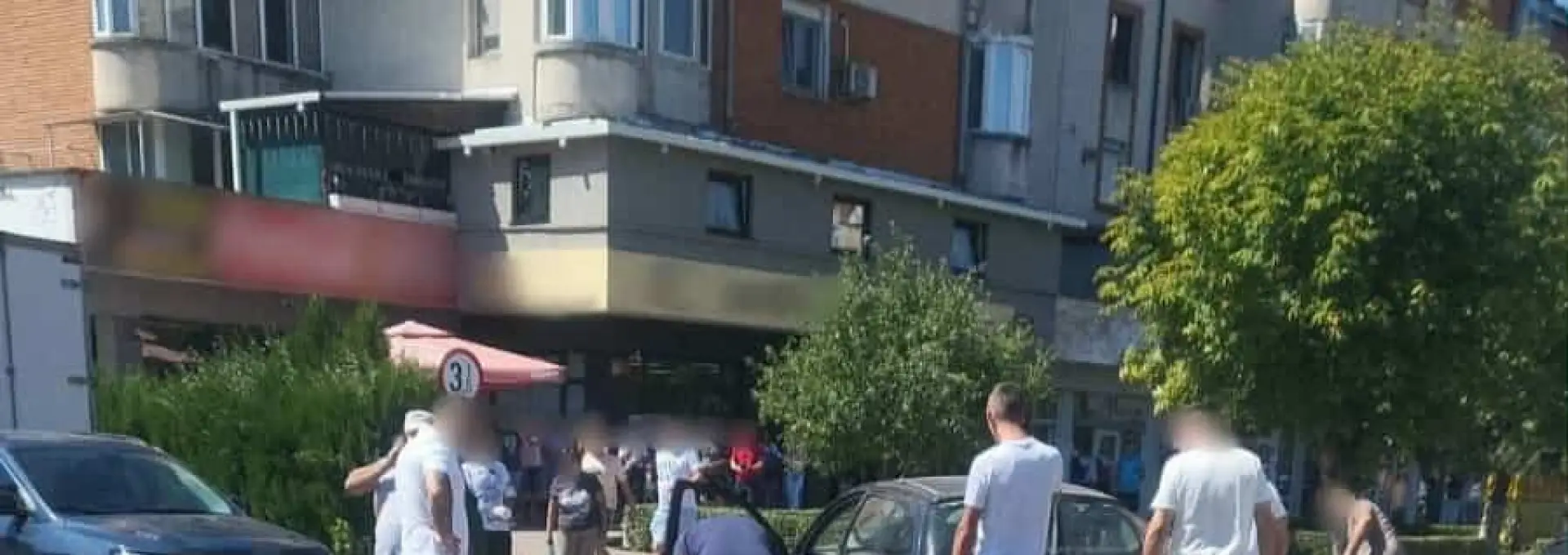 Foto Accident în Balş. O tânără, care se afla pe motocicletă, a fost lovită de un autoturism