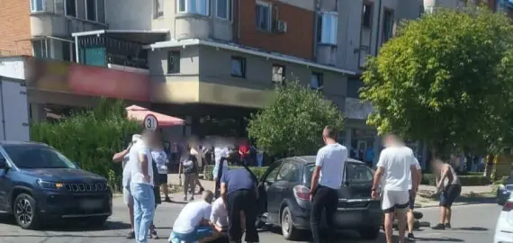 Foto Accident în Balş. O tânără, care se afla pe motocicletă, a fost lovită de un autoturism
